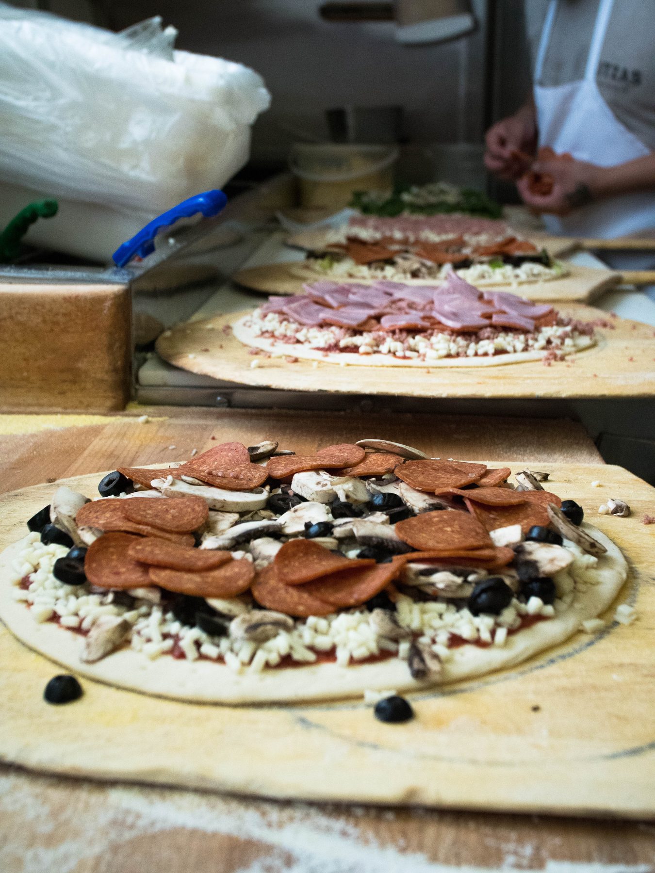 Building a pepperoni, mushroom and olive pizza